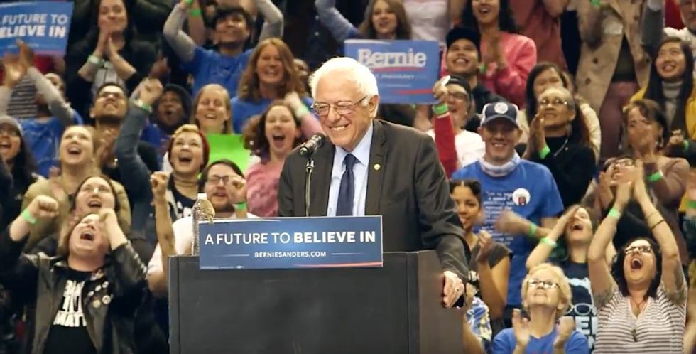 Little Bird Sends Sanders Crowd Into Absolute Frenzy When It Lands on the Senator's Podium
