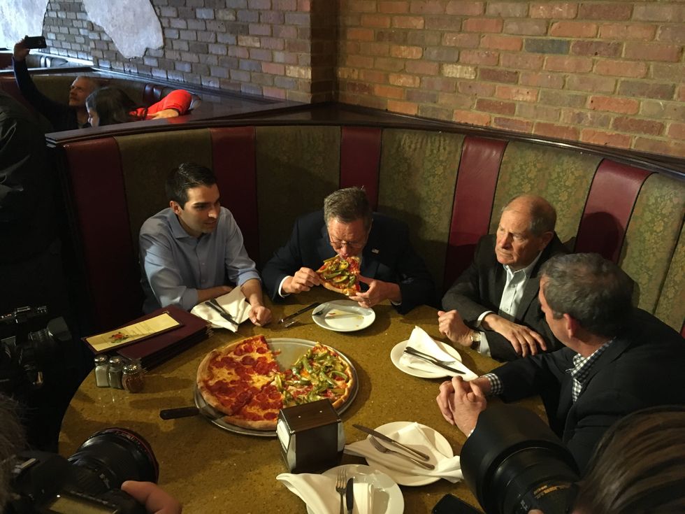 Midwestern 2016 Hopeful Visits New York Pizzeria, Eats Pie the Wrong Way