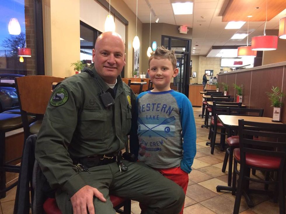 Kid Walks Up to Police Officer in Fast Food Restaurant, Hands Him Note: ‘I Have Your 6’