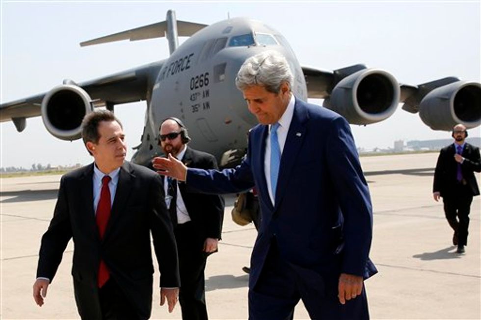 Kerry Makes Unannounced Stop in Baghdad to Discuss Fight Against Islamic State