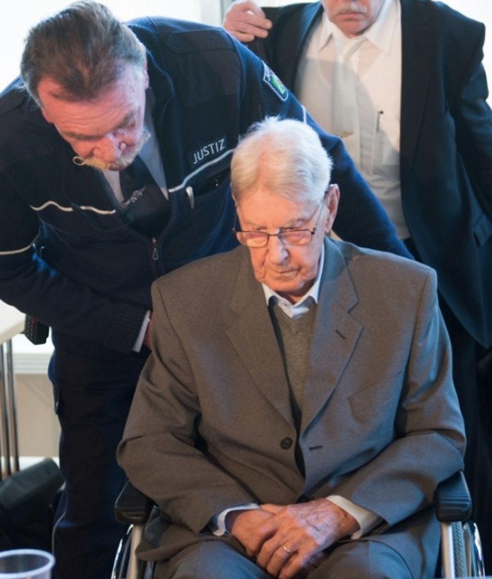 Former SS Auschwitz Guard Apologizes at Trial in Germany