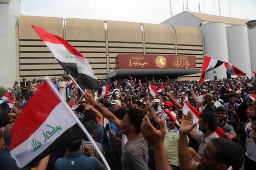Hundreds of Iraqi Protesters Storm Parliament, Breaching Green Zone for the First Time