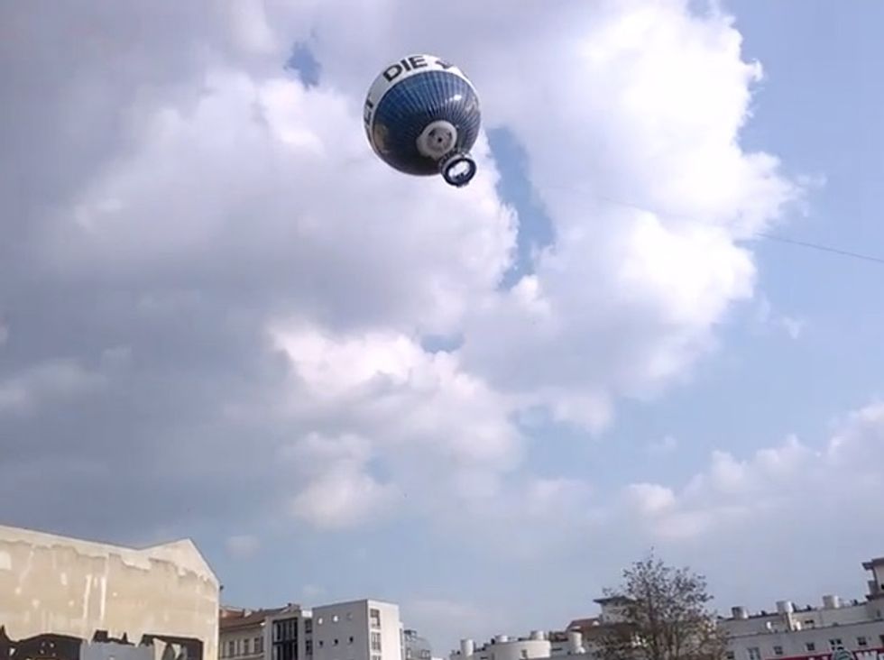 Terrified Passengers Huddle in Helium Balloon as Winds Whip Popular Tourist Ride Over City