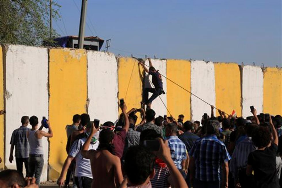 Tear Gas, Gunshots Fired After Iraqi Protesters Storm Baghdad's 'Green Zone