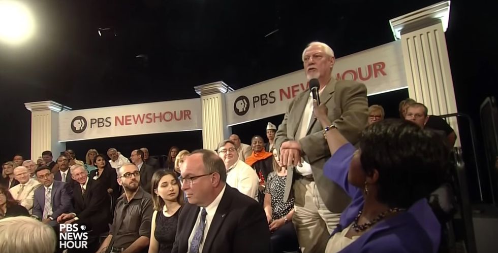Gun Shop Owner Stands to Challenge Obama on Second Amendment — Listen Closely to the President's Response