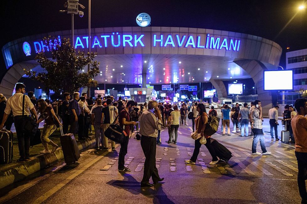 Honeymooning Journalist Documents How He Escaped Istanbul Bombing in Twitter Thread