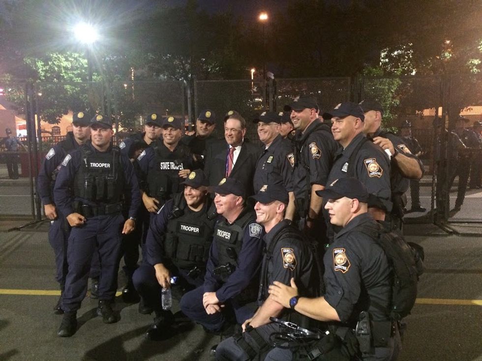Camera Captures Huckabee’s Candid Moment With Officers Protecting the RNC