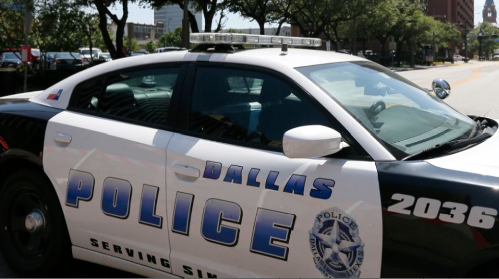 Just 12 Days After Deadly Ambush, Dallas Officers Go Out to Lunch — and Get Frosty Reception