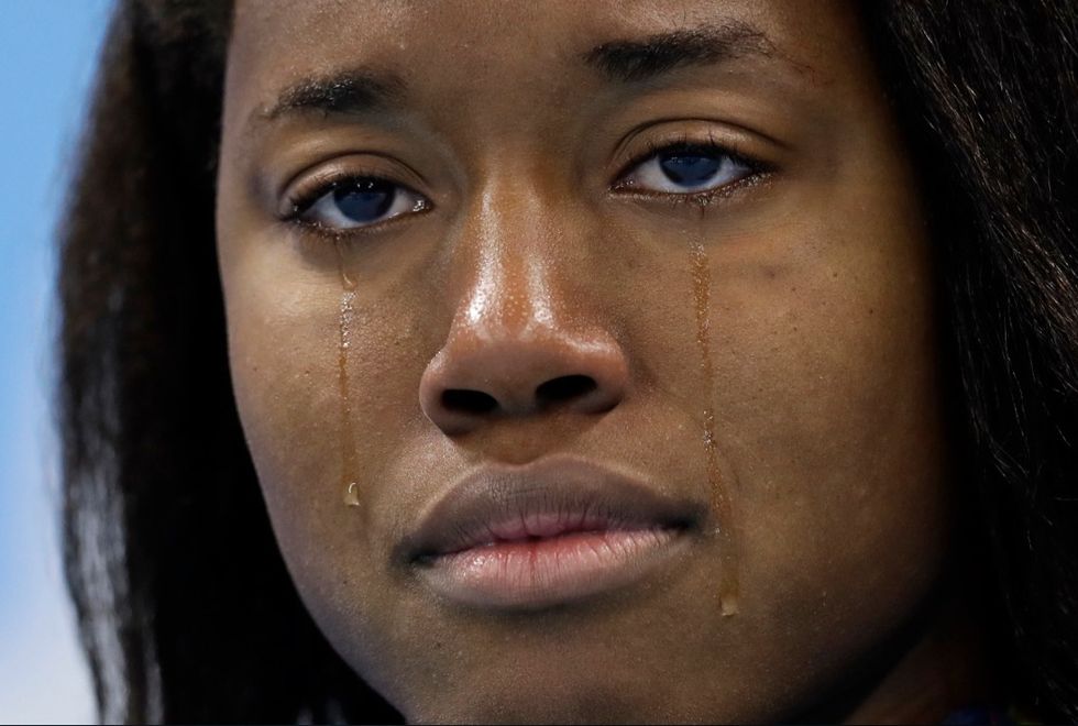 All Glory to God': Watch U.S. Swimmer Simone Manuel's Emotional Reaction After Her Historic Gold Medal Victory