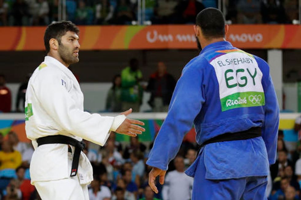 Israeli Judo Champion Left Hanging After Egyptian Opponent Denies Handshake