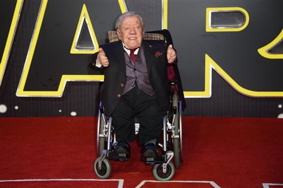 Kenny Baker, Who Played R2-D2 in 'Star Wars,' Dead at 81 