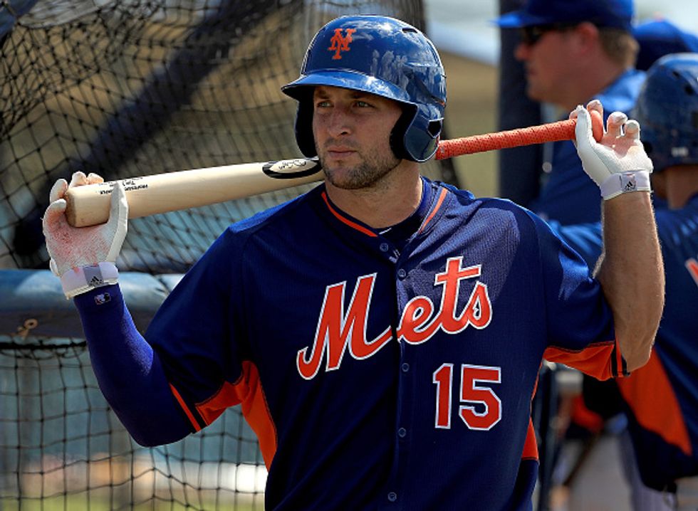 Stunt? Even with jerseys and books to sell, Tebow says no