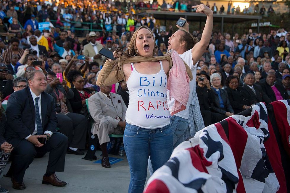 Hecklers shouting ‘Bill Clinton is a rapist’ taunt Obama, Clinton at rallies