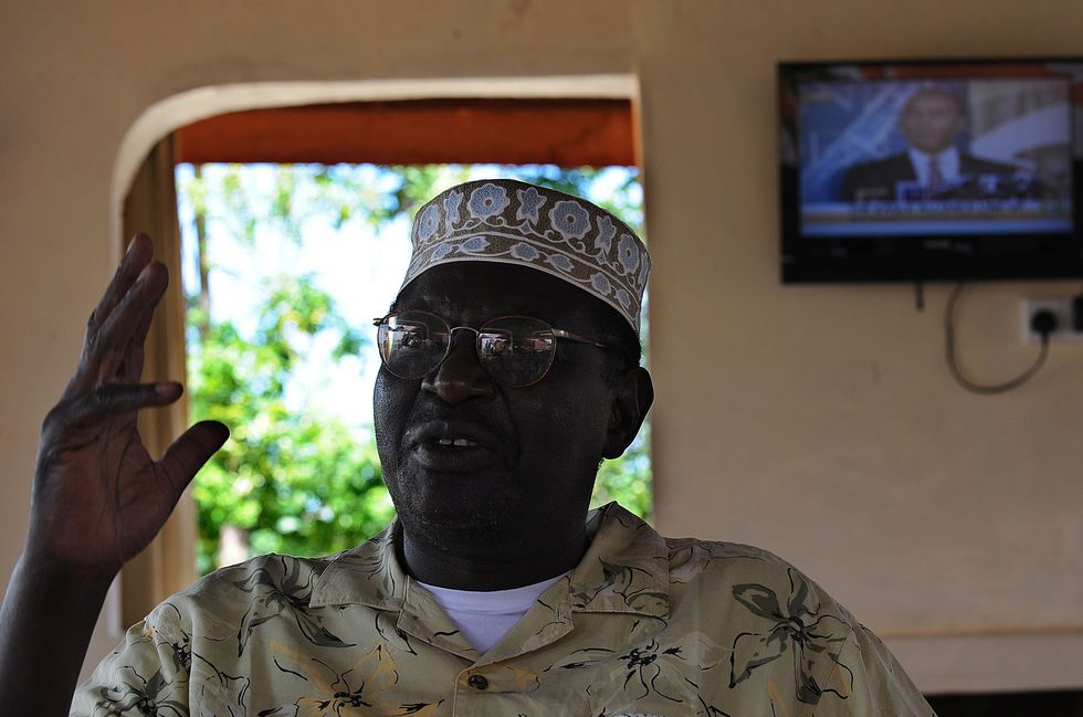 Obama's half-brother will be at the Vegas debate — see who he's cheering for