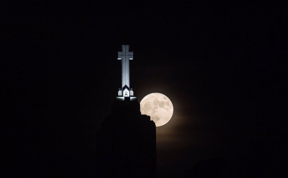 Twitter users took these unreal photos of tonight's super moon