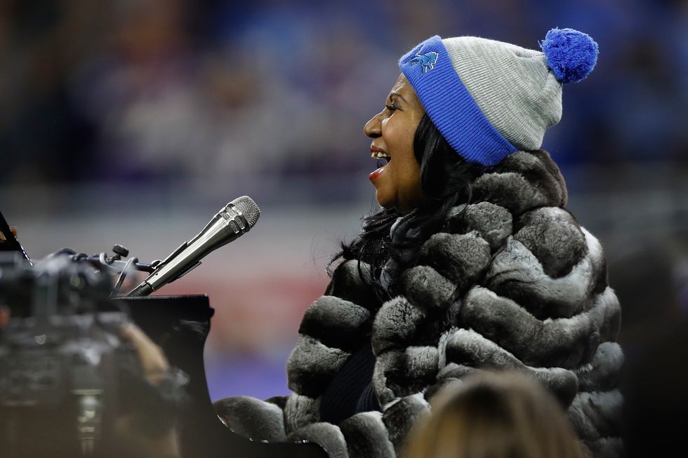 Aretha Franklin delivers a powerful rendition of the national anthem before Lions-Vikings NFL game