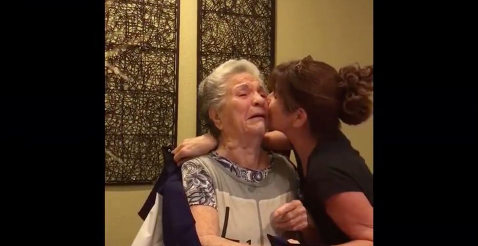 See Alzheimer's-ridden grandmother's emotional response when she learns Fidel Castro is dead