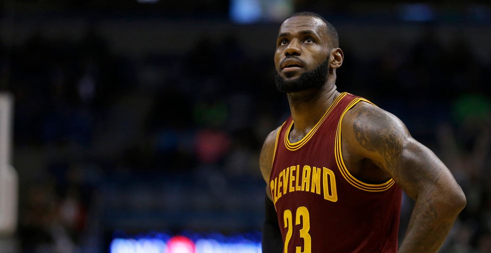 LeBron James refuses to stay at Trump hotel, breaking team contract