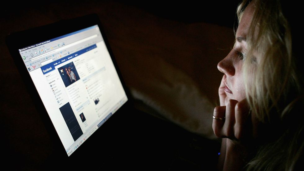 Should the federal government strike down fake news sites?