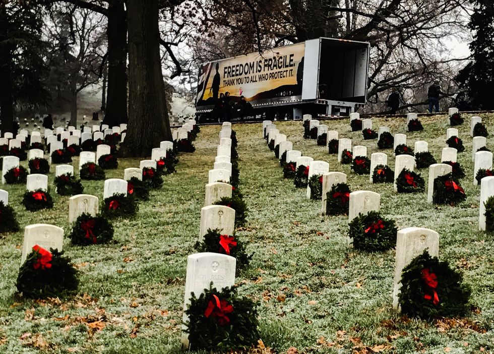Thousands help lay wreaths at Arlington National Cemetery