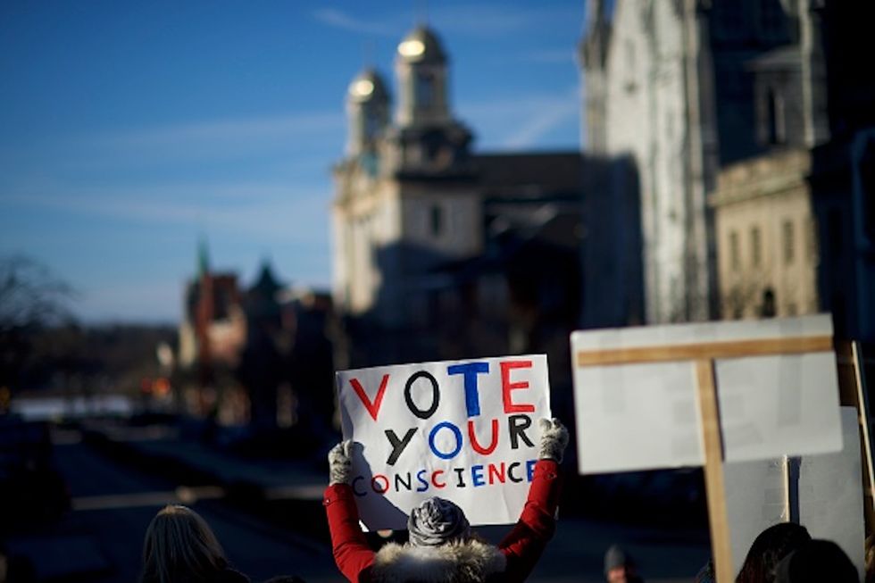 Rash of faithless electors refuse to vote for...Clinton?