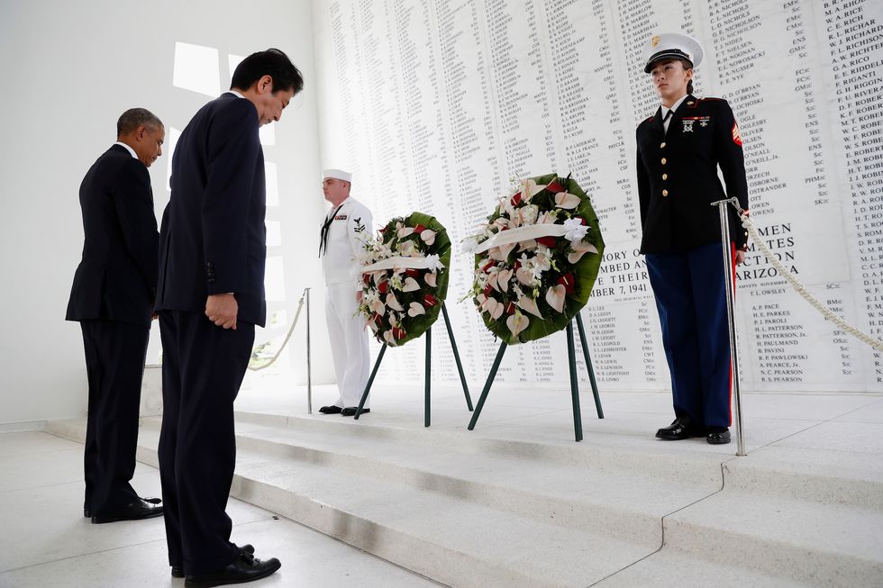 Obama, Japanese prime minister tour Pearl Harbor memorial site