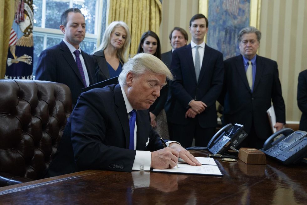 Trump signs executive orders restarting two major pipeline projects