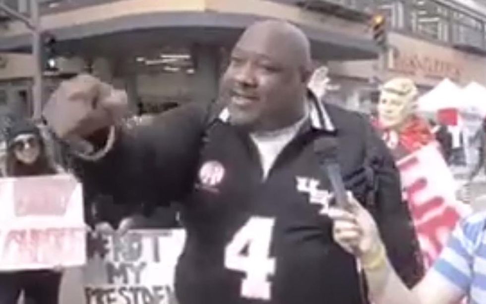 Black Trump supporter stands in middle of Women's March and absolutely goes off on shocked crowd