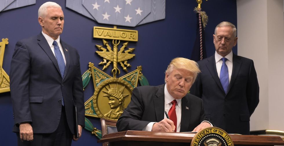 Trump pledges to prioritize Christians as he freezes US refugee program