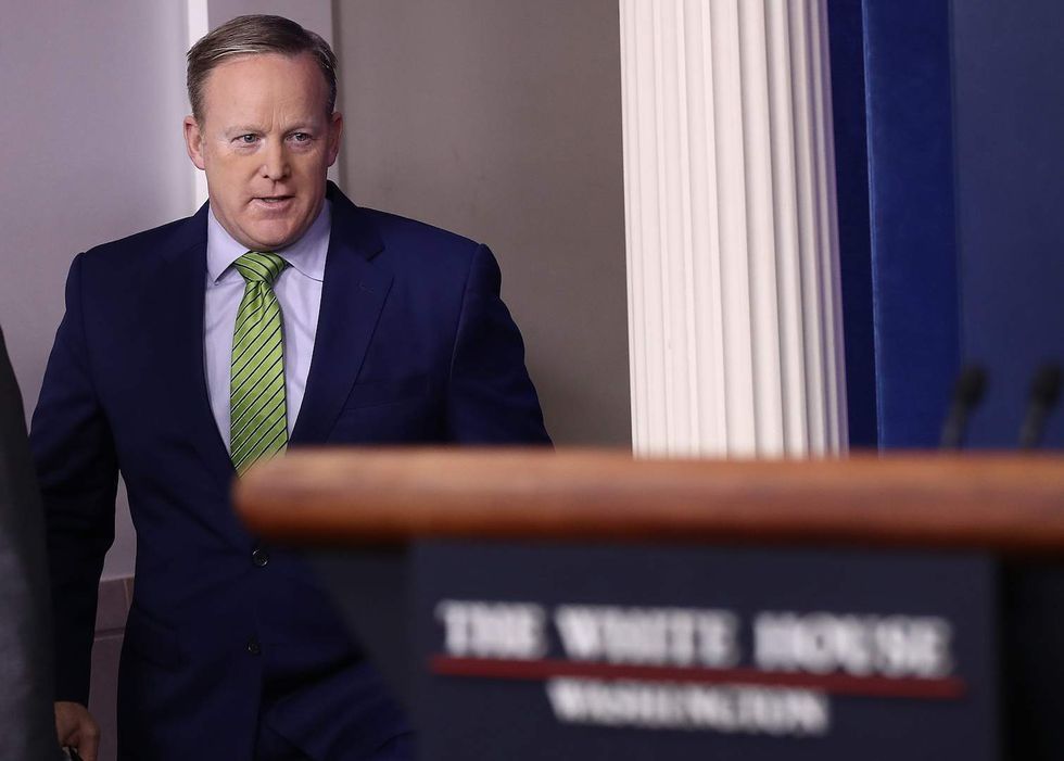 Spicer says New York Times should apologize to Trump for printing falsehoods