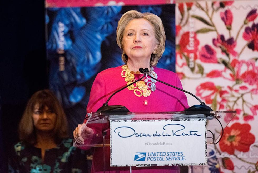 Clinton praises immigrants at Oscar de la Renta dedication event