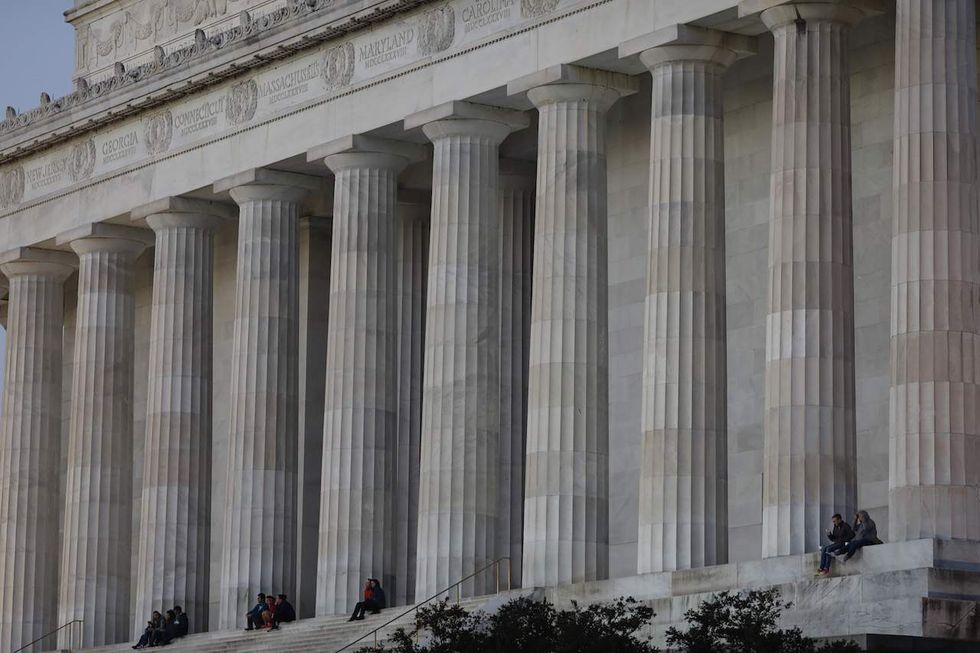 National Park Service Lincoln Memorial, Washington Monument vandalized
