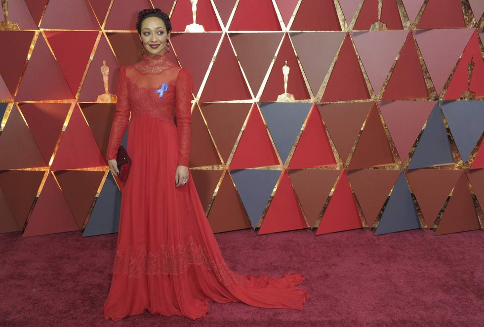 Stars on Oscars pre-show red carpet wearing ACLU ribbons in defiance of Trump's travel ban