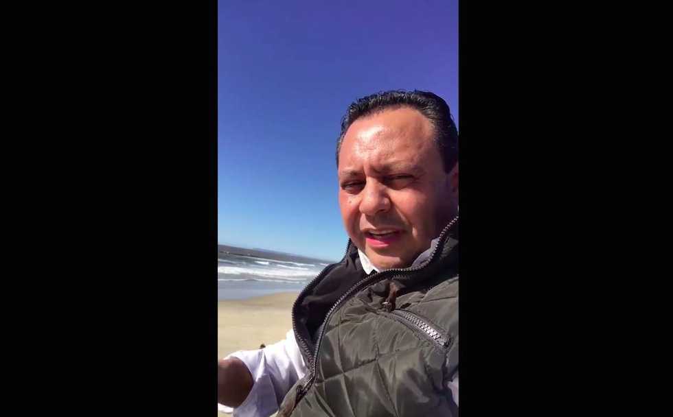 Mexican politician climbs border fence, declares Trump's wall ‘totally absurd’