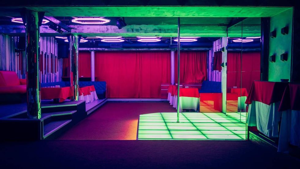 Doc and the crew assess the 'serious artistic value' of an adult entertainment club