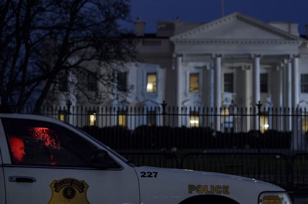Secret Service detain man who drove to WH checkpoint, allegedly announced he had a car bomb
