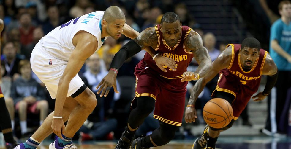 Dad sends son brutal tough-love message with sign at NBA game