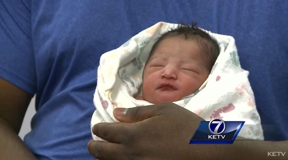 Woman goes into labor early, gives birth at Nebraska zoo