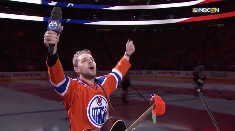 Watch: 18,000 Canadian hockey fans belt out the 'Star-Spangled Banner' when singer's mic fails