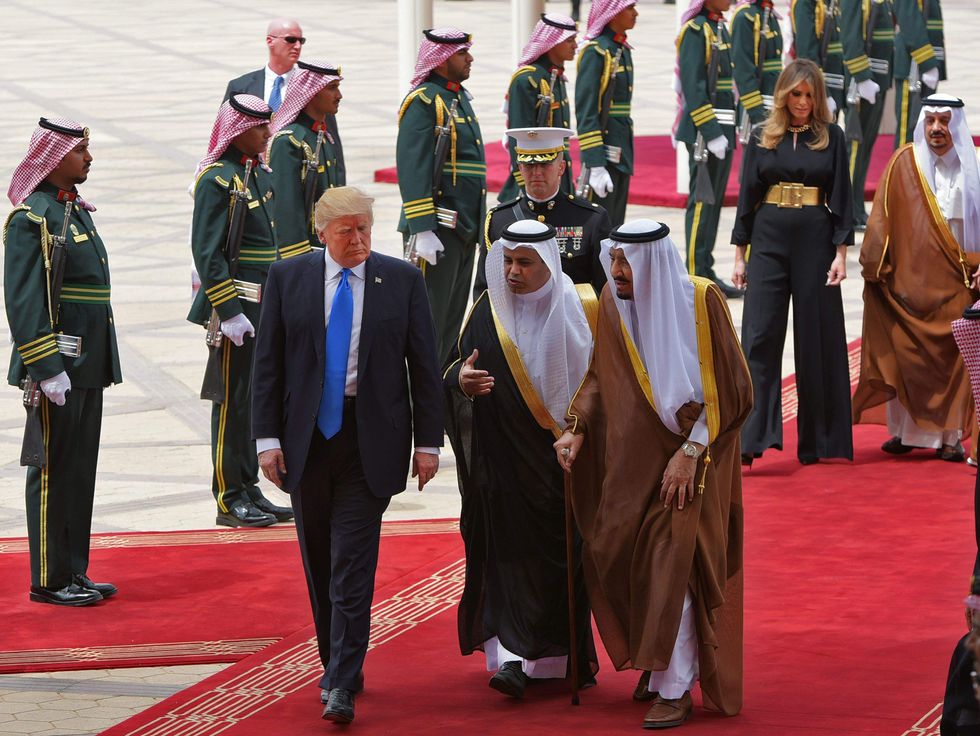 How Trump just greeted Saudi Arabia's king is remarkably different than how Obama did in 2009