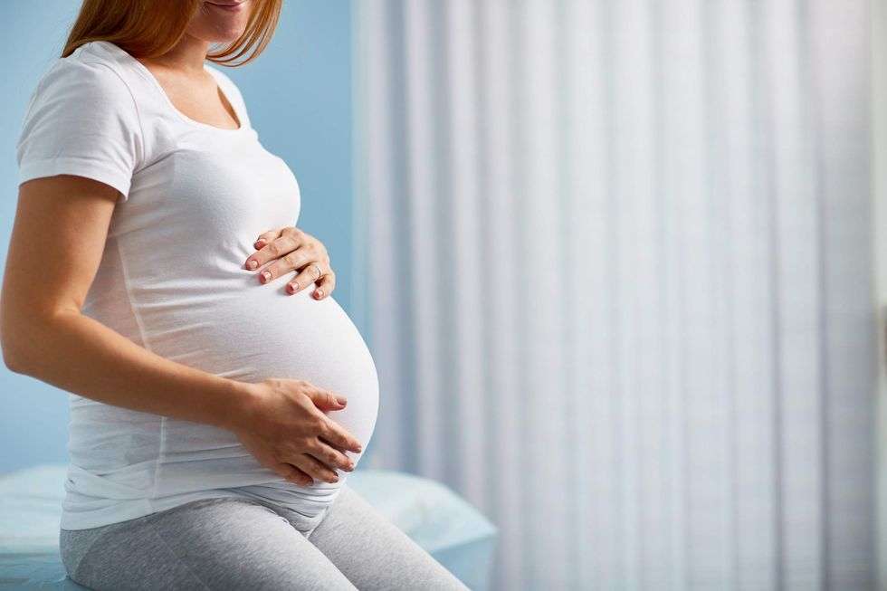 British researchers: Government policies advising pregnant women to abstain from alcohol are sexist