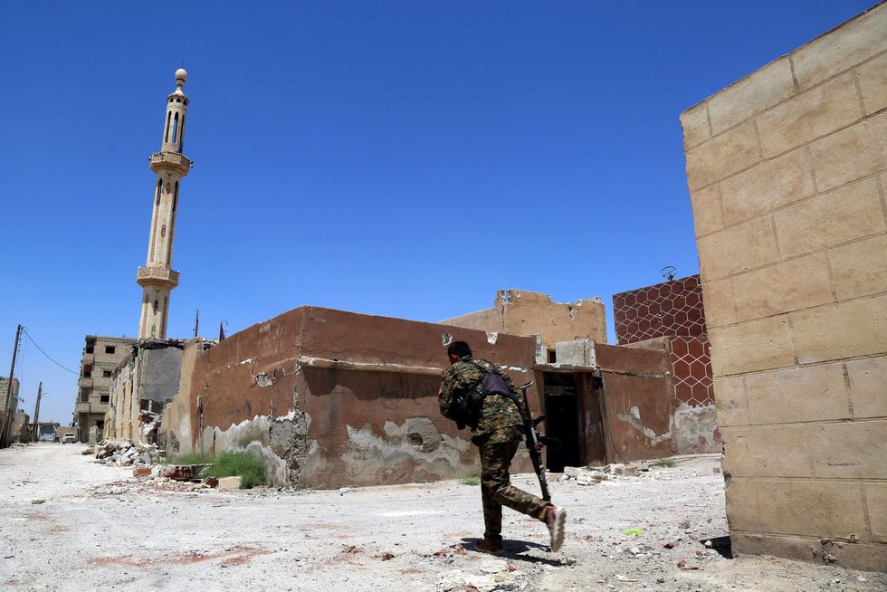 US-backed Syrian forces surround Raqqa, tighten noose around ISIS