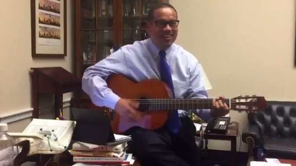 Minneapolis approves a $15 minimum wage — Democratic lawmaker sings in celebration