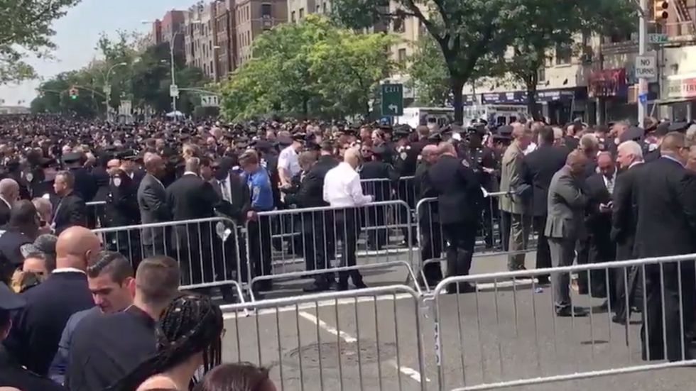 Hundreds of NYPD cops turn their back to Mayor De Blasio at officer's funeral