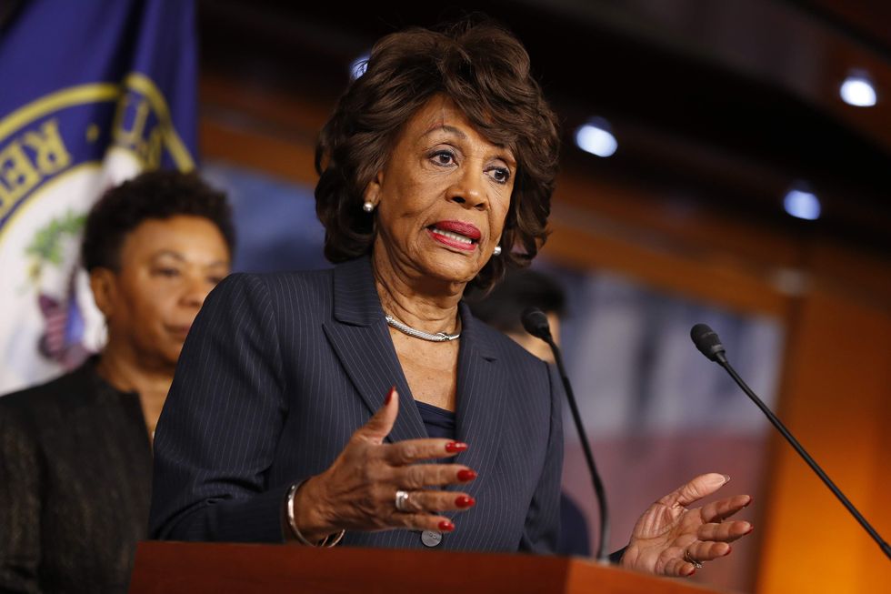 Maxine Waters' tweet about Sean Spicer backfires with hilarious reminder of her corrupt past