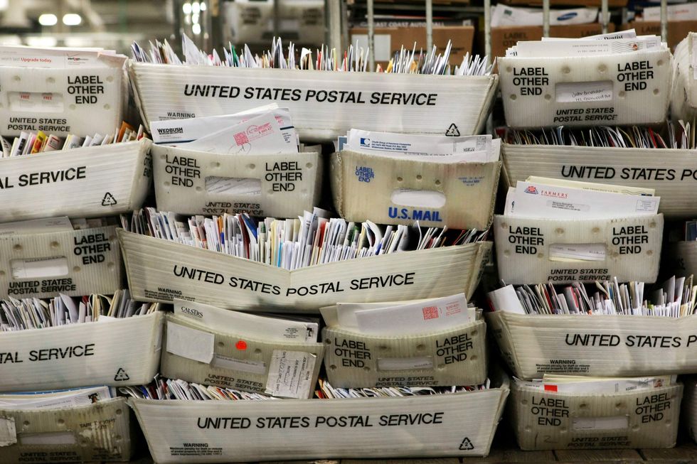 Postal Service broke federal law by allowing workers do union-funded work for Hillary Clinton, Dems