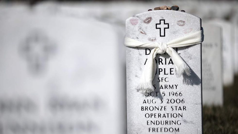 The touching way this man has been honoring veterans has now gone viral