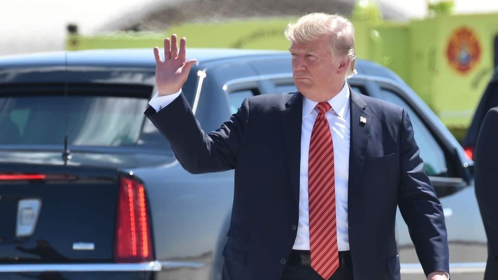 Trump delivers long rant against 'very dishonest' media, praises Fox News in Phoenix speech