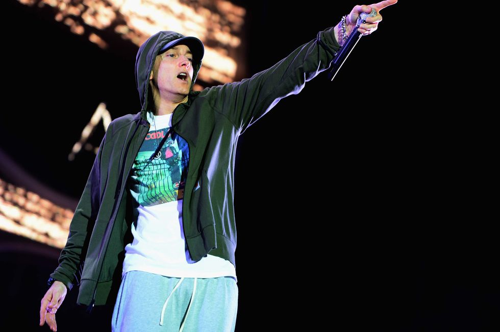 Eminem forgets lyrics, bashes Donald Trump mid-concert