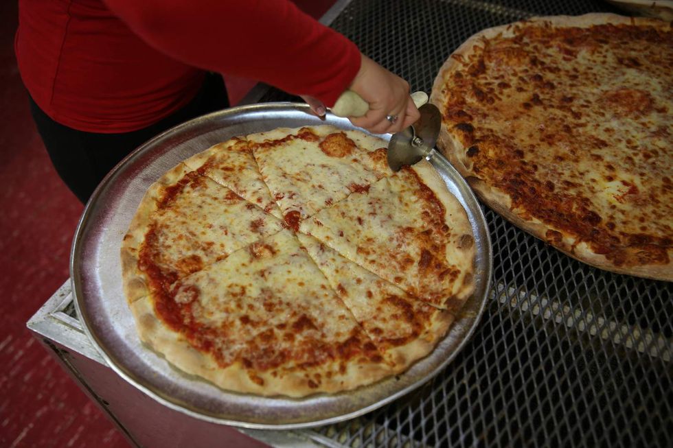 Houston pizza chain comes up with creative way to deliver hot meals to flood victims